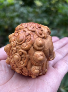 天然崖柏实木雕刻貔貅抱球有求必应文玩手把件随身盘玩招财小摆件