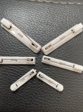 白塑料别针平底工号安全挂牌胸针