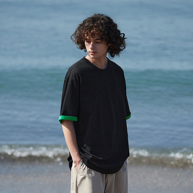  太平鸟男装outlets店T恤