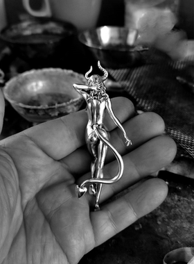 美女裸女恶魔吊坠把玩饰个性