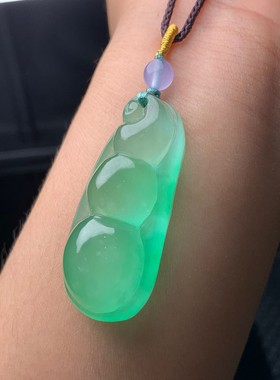 缅甸翡翠色高冰福豆吊坠老坑白冰底四季豆平安玉石挂件高档男女款