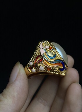 古玩宫廷御用刻工漆器首饰盒内珍藏仿珊瑚手串和景泰蓝镶珍珠戒指