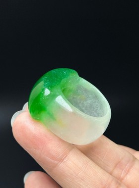 精品缅甸翡翠色玉戒指白底飘阳绿色马鞍男女款情侣玉石扳指指环