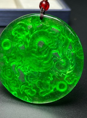 高冰翡翠色石英岩雕刻龙牌绿色圆牌生肖龙大气吊坠男女款帝王绿挂
