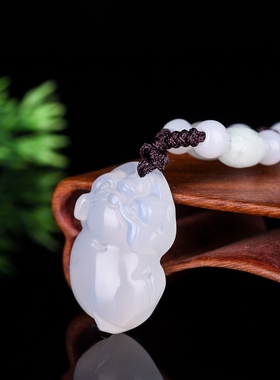 白玉髓吊坠冰透玛瑙小挂件生肖猪