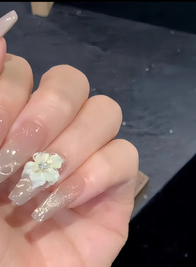 粉可小姐清冷花朵美甲