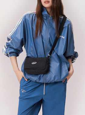 CHUU字母休闲斜挎包女2026春秋季新品轻便运动包百搭通勤单肩包