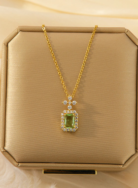 时尚百搭绿晶方项链女轻奢高级感吊坠钛钢不掉色甜美锁骨链配