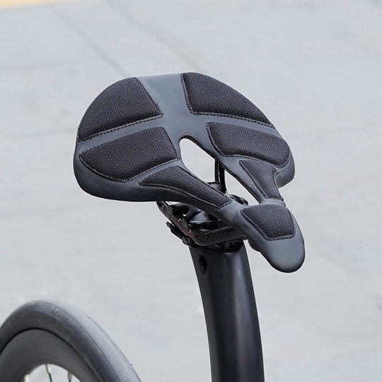 The short-nose seat cushion is widened to support and filter shock, so that the buttocks will not be sore.