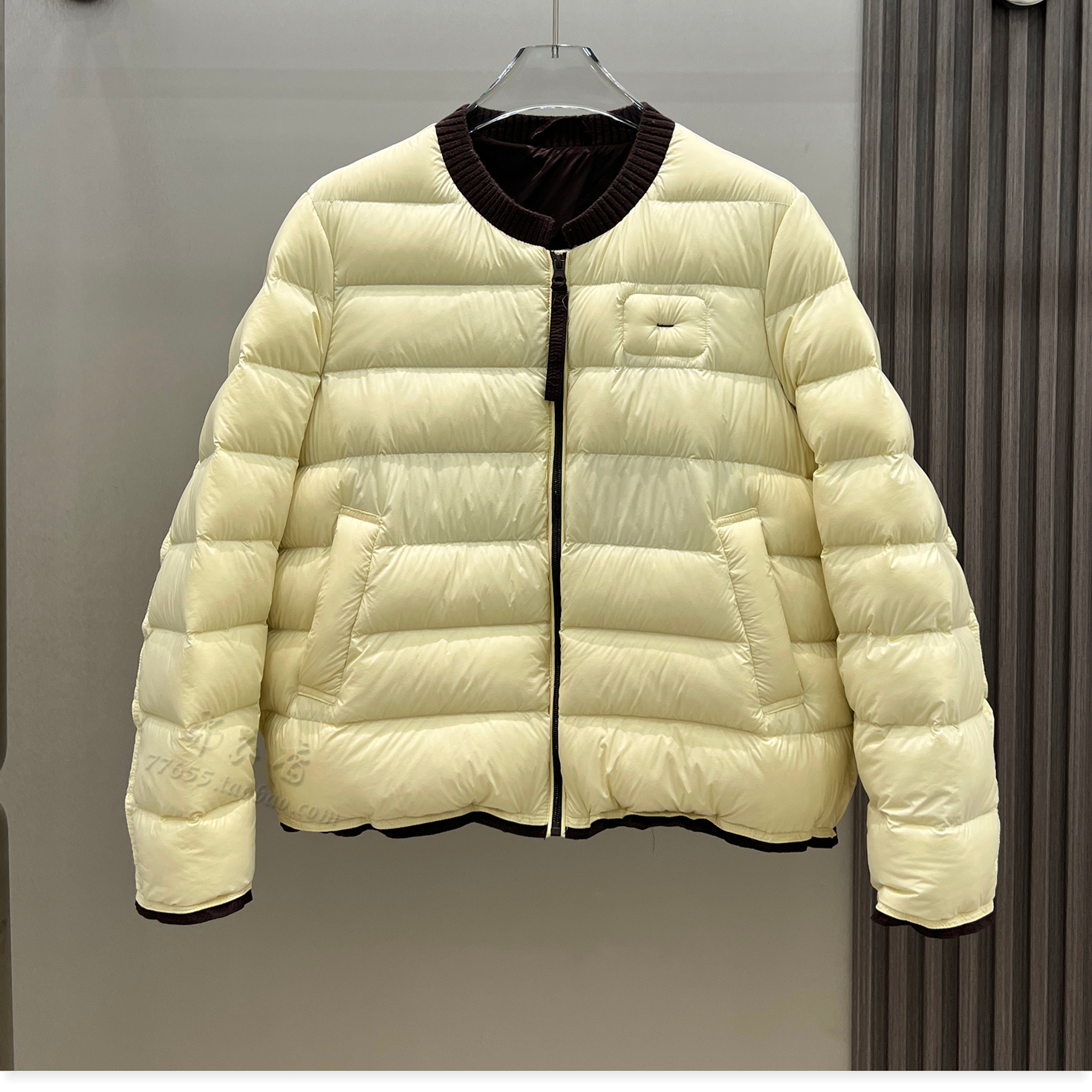 2025冬季新款设计感撞色拼接圆领羽绒服女短款小个子90白鸭绒外套 - 图1