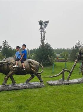 定制大型农耕主题雕塑玻璃钢仿铜人物雕塑牛拉犁耕田民俗景观摆件