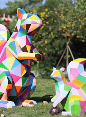 玻璃钢创意彩绘松鼠幼儿游乐园几何色块动物雕塑商场小区户外摆件