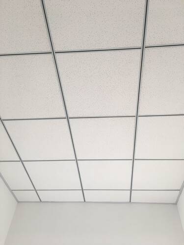 重庆硅钙板吊顶600×600矿棉板贴面板防潮板吸音板吊顶可上门安装 - 图1