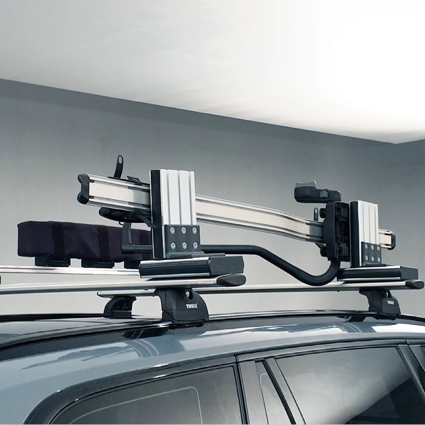 Chen Zhen's same style roof bicycle is laid flat with the frame tipped down
