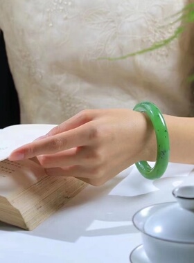 手镯女款和田玉细腻碧玉辣色系