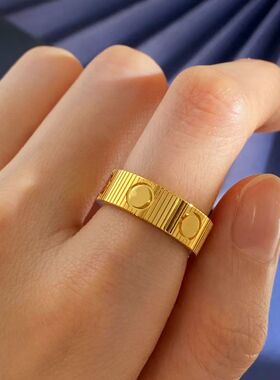 新款卡加表带戒指玫瑰金条纹格子设计一字戒经典螺钉钛钢情侣对戒