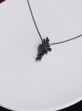 白狐狸十字链条凤尾花项链