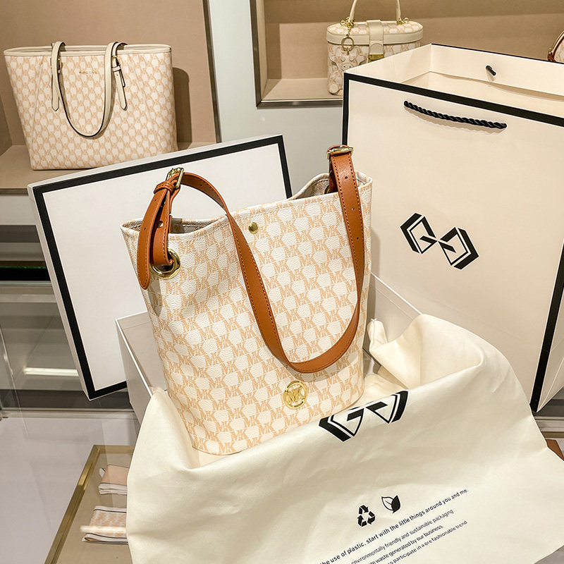 mk秋季大容量时尚百搭2021潮水桶包 惠派旗舰女士包袋