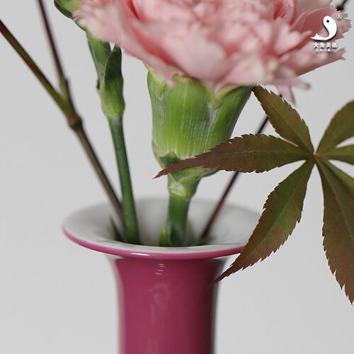 大鱼美器 陶瓷柳叶瓶 茶道花瓶胭脂红茄皮紫纯手工插花器餐桌瓶花 - 图1