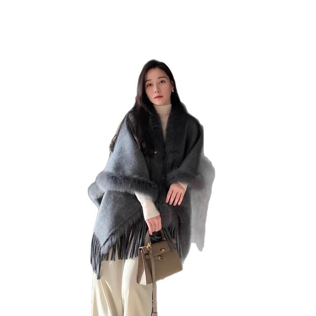 Elegant fox fur shawl heroine's gown