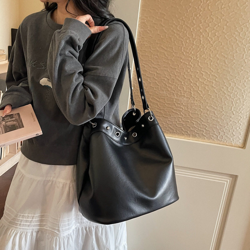 大容量朋克机车包铆钉通勤托特包2026新款复古时尚手提单肩水桶包,淘宝优惠券,粉丝福利购,淘宝优惠卷