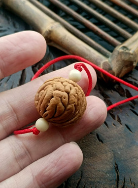 西藏回收一个稀有盘龙仙桃核制作的护身项坠吊坠法器锁骨链