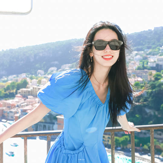 周也同款法式蓝色V领泡泡袖连衣裙女夏新小众设计感收腰显瘦长裙