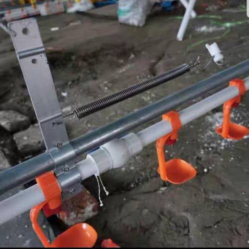 养殖鸡用水线料线抱卡水管抱卡固定夹板吊卡铁抱卡金属防栖线抱卡 - 图1
