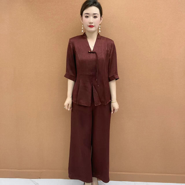 ຊຸດຜ້າໄໝຂອງແມ່ໄວກາງຄົນ ເນື້ອແຂງສີເຂັ້ມ ຫຼຸດອາຍຸສອງຊຸດ