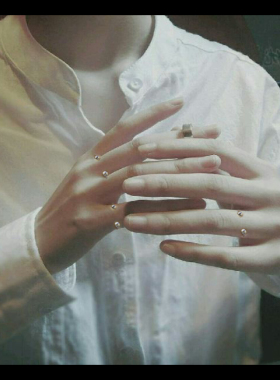 珍珠镶嵌手指手上的925纯银铆钉