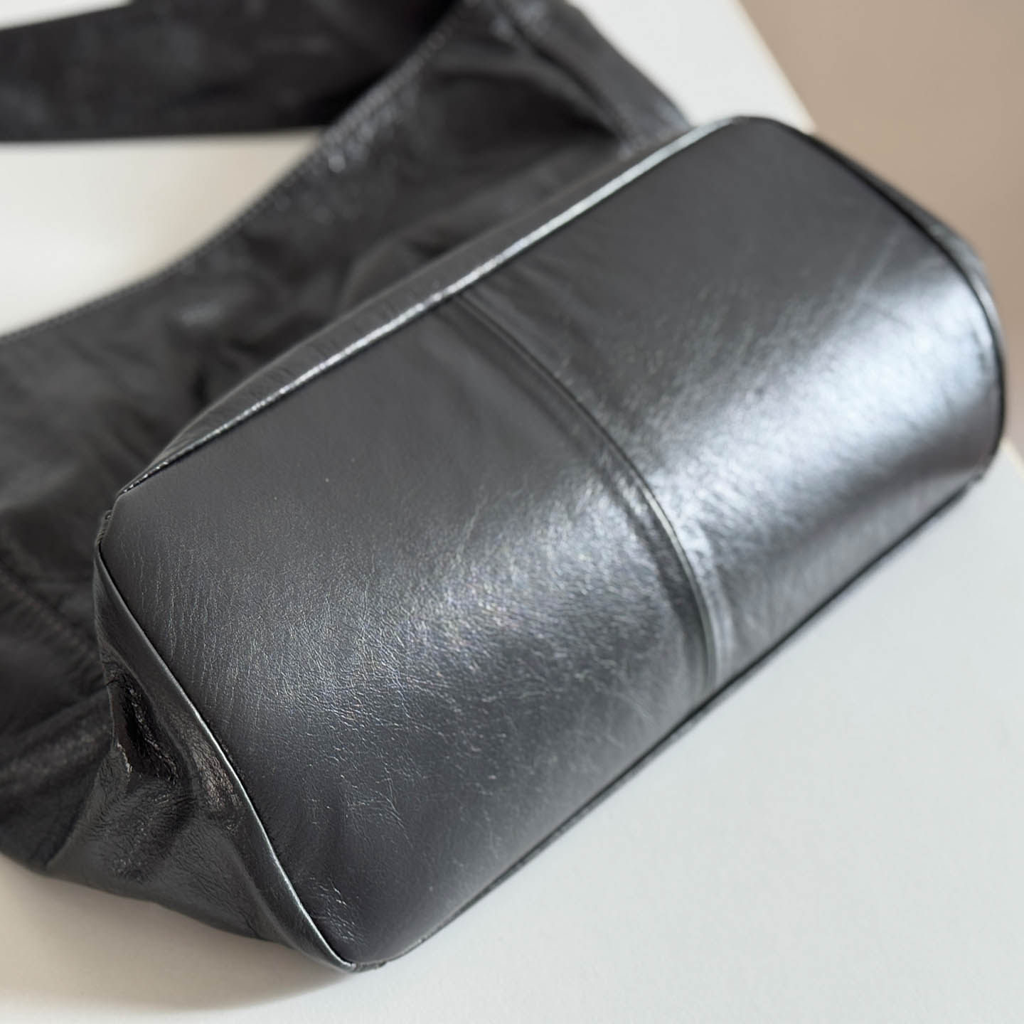 2025新款真皮女包~褶皱油蜡头层牛皮腋下托特包大容量时尚单肩包,淘宝优惠券,粉丝福利购,淘宝优惠卷