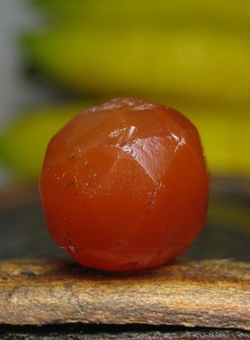 樱桃红千年老刻面玛瑙珠