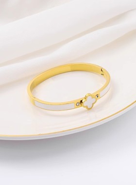 欧美跨境不锈钢手镯女不掉色时尚四叶草钛钢经典时尚百搭个性气质