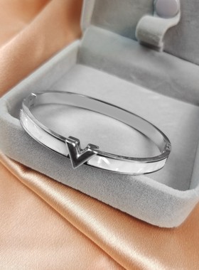 字母手镯小众钛钢不掉色ins女