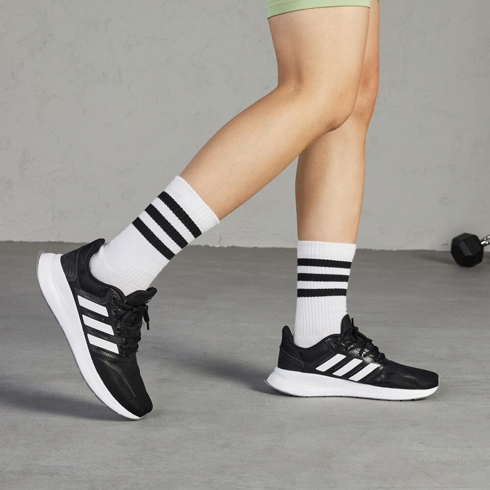  adidas跑步鞋