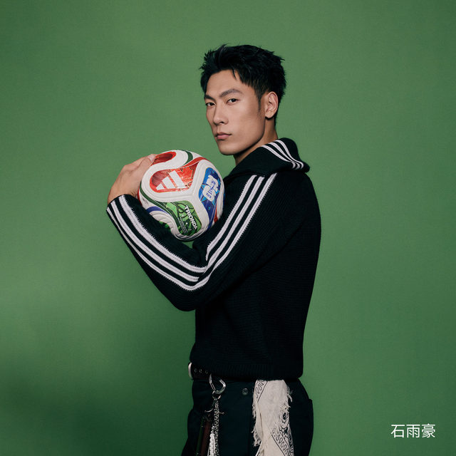 ເສື້ອກັນໜາວ Adidas clover ຂອງ Shi Yuhao