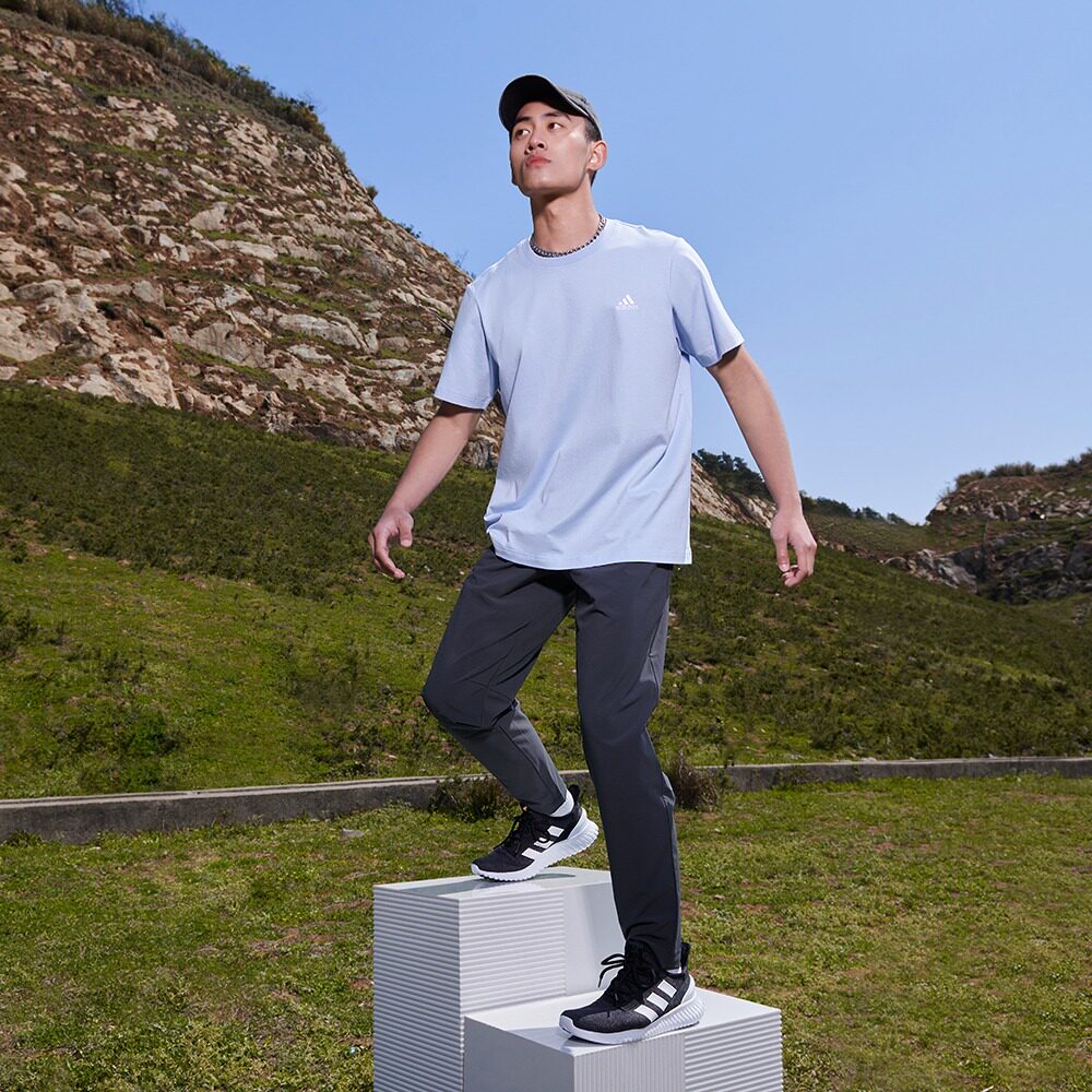  adidas跑步鞋