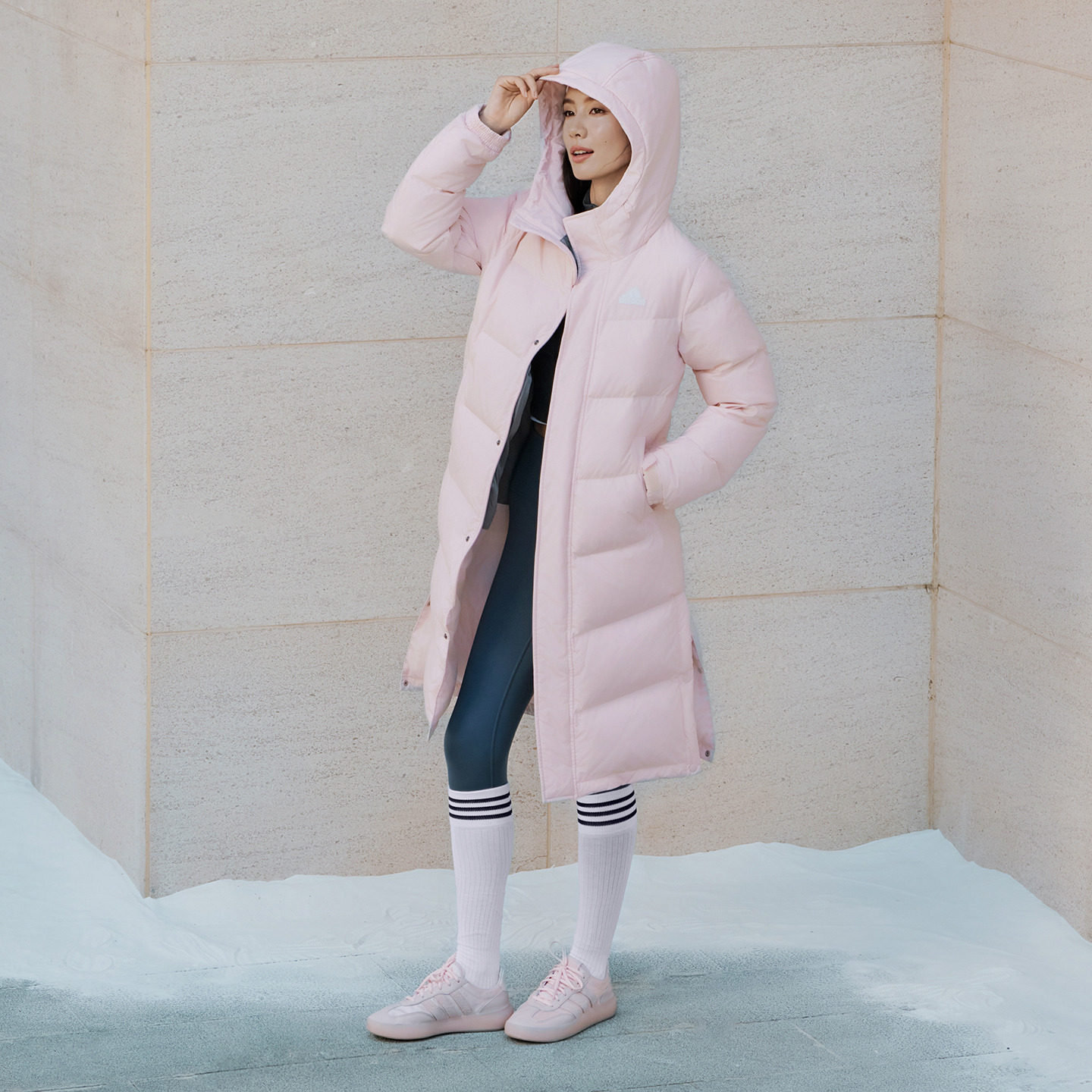 拒水暖「芯」科技长款保暖鸭绒连帽羽绒服男女adidas阿迪达斯