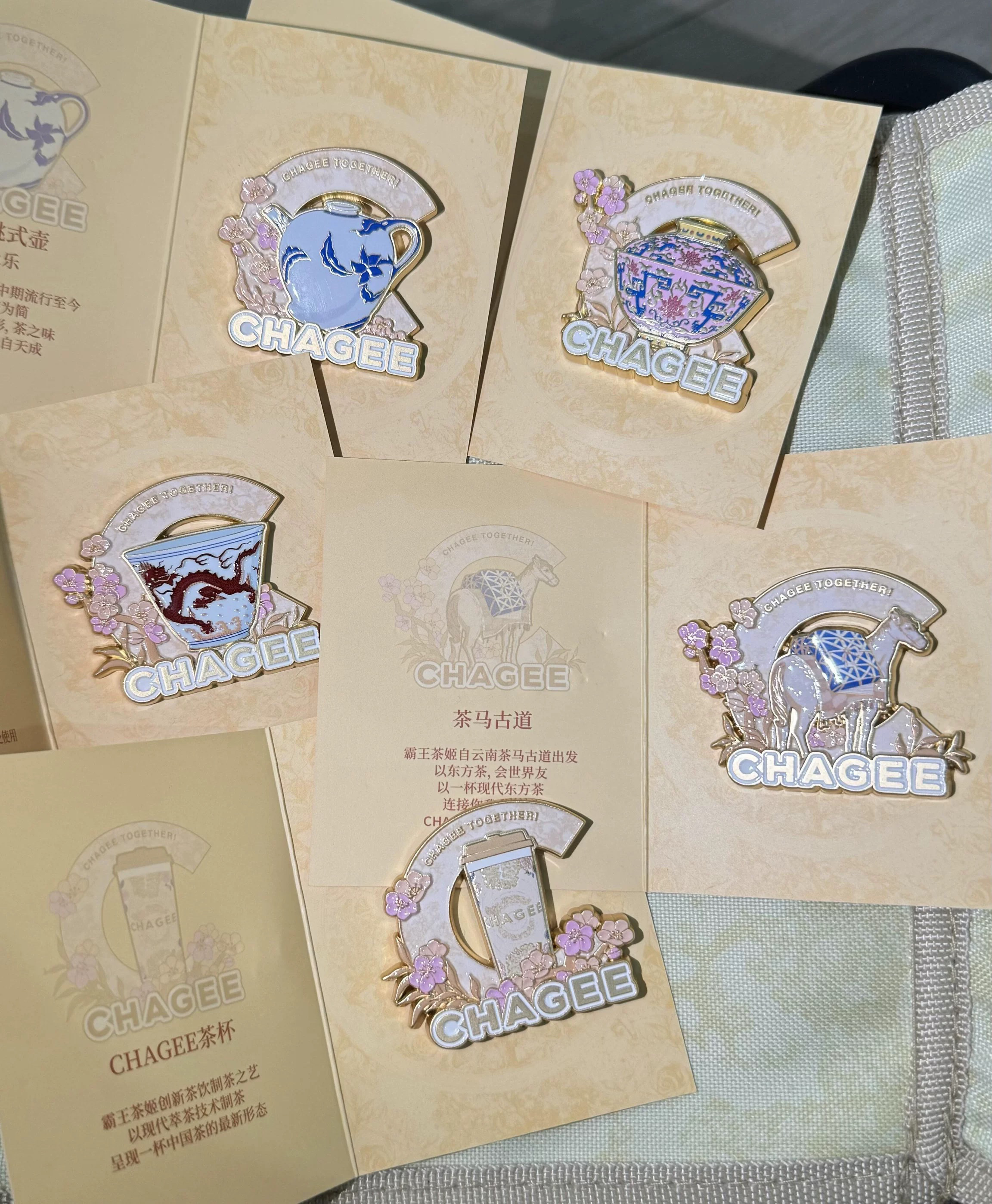 正品代购霸王茶姬七月限定花田乌龙茶马古道青花壶茶杯纹盖碗徽章 - 图1