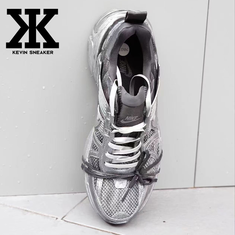 球鞋定制Nike耐克V2KRun机甲纪元未来战姬金属废墟机能低帮跑步鞋 - 图2