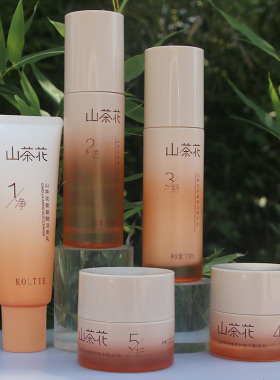 山茶花护肤品滋润面部
