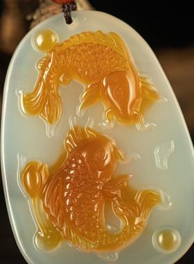 巧雕原皮双鱼吊坠冰玻种老玉髓