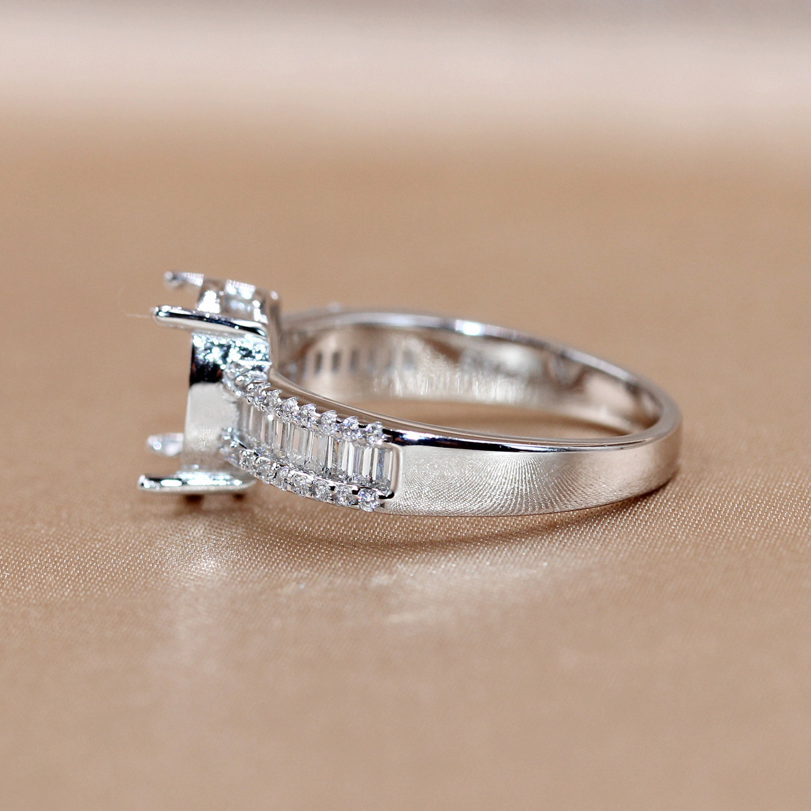 Seiko S925 silver ring with empty support and gemstone inlaid custom ring plated with 18k white gold fixed buckle 8*10mm