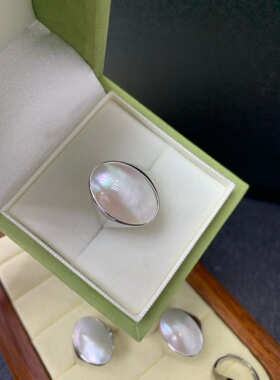 《叙旧》经典重工素面轻奢通体纯银，一枚中古彩虹白椭圆马贝戒指