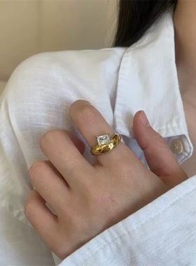 ins博主搭配的金色戒指