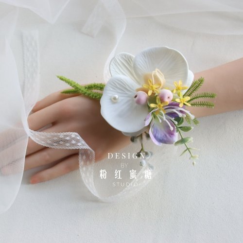 原创唯美森系粉白色马蹄莲花新郎娘伴娘姐妹团婚礼胸花活动手腕花 - 图2