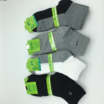 ຖົງຕີນຝ້າຍຂອງຜູ້ຊາຍຝ້າຍໄມ້ໄຜ່ດູໃບໄມ້ລົ່ນແລະລະດູຫນາວທີ່ບໍລິສຸດຝ້າຍສີດໍາສີຂາວຕ້ານກິ່ນເຫື່ອດູດຊຶມກາງ calf ກິລາ socks ໄມ້ໄຜ່ເສັ້ນໄຍສີ socks ແຂງ