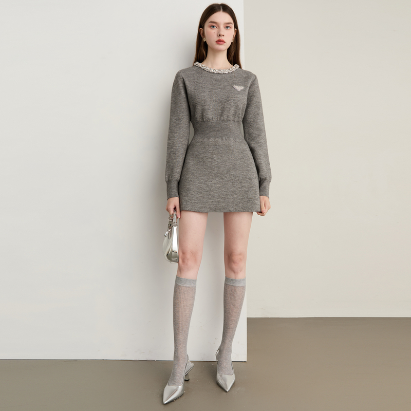DPLAY2025年冬季新款灰色圆领修身针织连衣裙气质法式裙子毛衣裙 - 图3