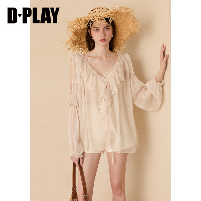 DPLAY ເສື້ອ chiffon ສີເບຈລະດູຮ້ອນທີ່ມີ ruffles off- shoulder