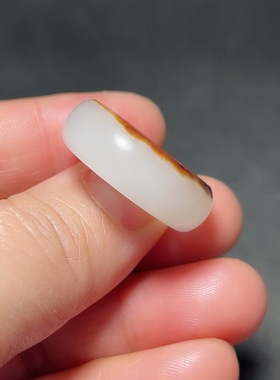 天然新疆和田玉白玉红皮籽玉戒指20 克